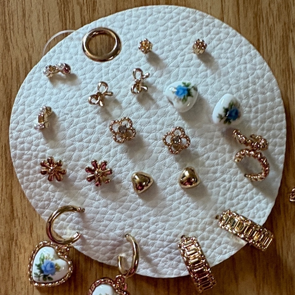 Gold and White Floral Jewelry Set - Picture 2 of 3